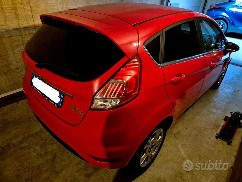 Usata Ford Fiesta Titanium 97 CV (71 kW) 2016 Rosso Utilitaria