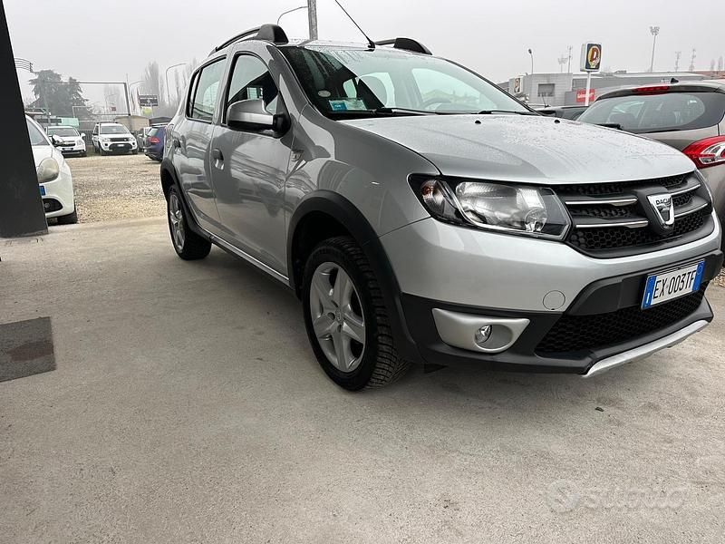 Grigio Usata 2014 Dacia Sandero Prestige Due volumi | 5999 € (Super prezzo) - Immagine 1/4