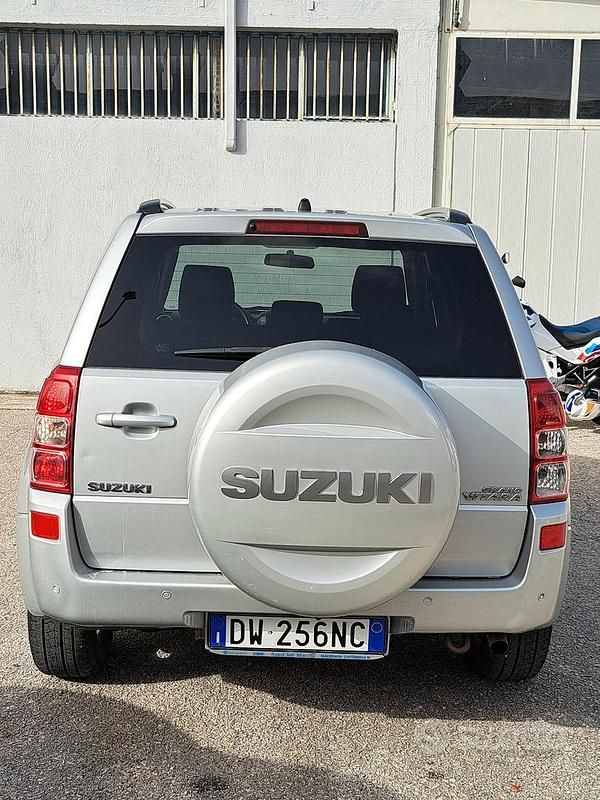 Usata Suzuki Grand Vitara 129 CV (94 kW) 2009 Grigio Berlina