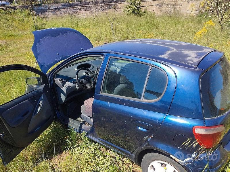 Usata Toyota Yaris 2002 Blu Berlina