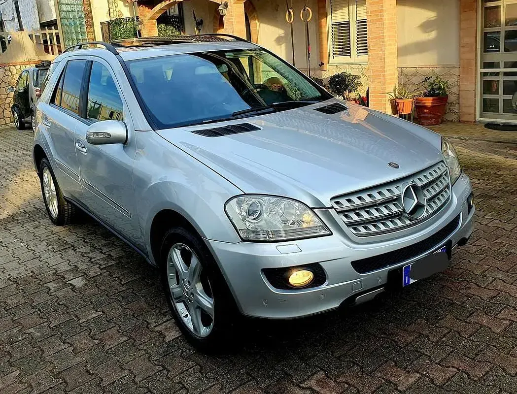 Usata Mercedes ML320 224 CV (164 kW) 2007 Grigio SUV