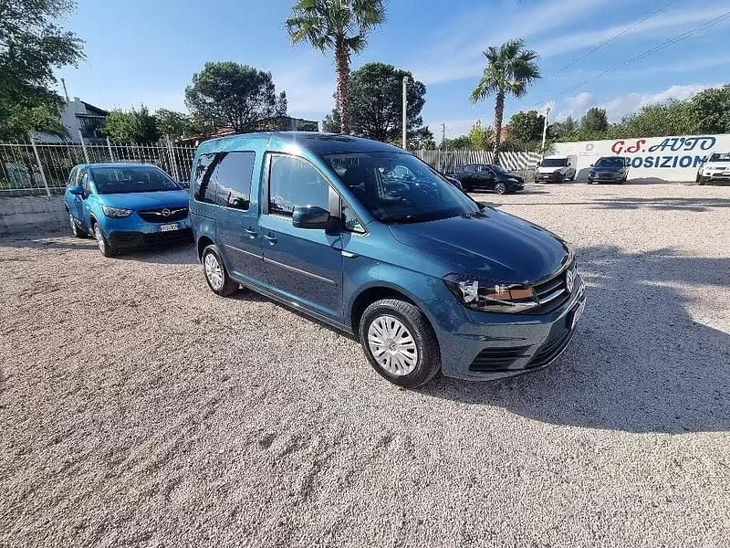 Usata VW Caddy Trendline 102 CV (75 kW) 2017 Blu Monovolume