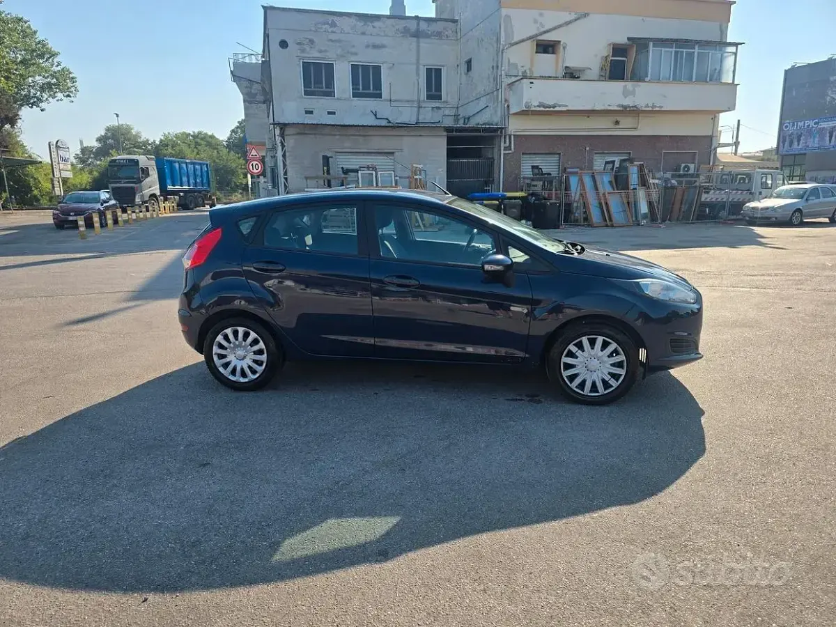 Usata Ford Fiesta 80 CV (58 kW) 2015 Bluazzurro Utilitaria
