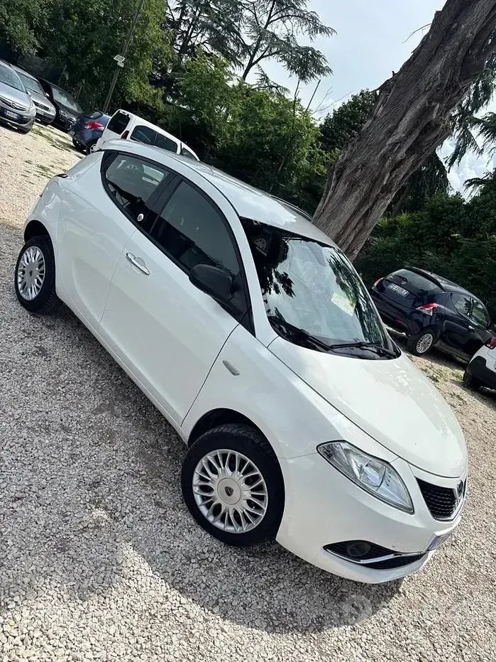 Usata Lancia Ypsilon Platinum 80 CV (58 kW) 2017 Bianco Utilitaria