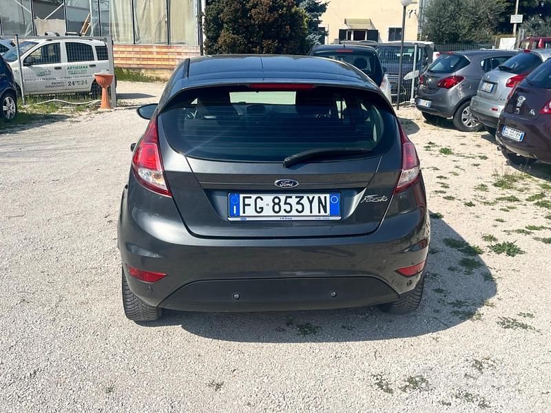 Usata Ford Fiesta Titanium 75 CV (55 kW) 2017 Grigio Utilitaria