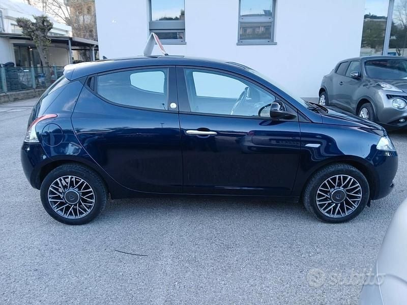 Usata Lancia Ypsilon Gold 69 CV (50 kW) 2016 Blu Utilitaria