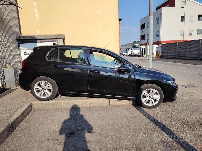 Usata VW Golf VIII Life 116 CV (85 kW) 2025 Nero cinema metallizzato Berlina