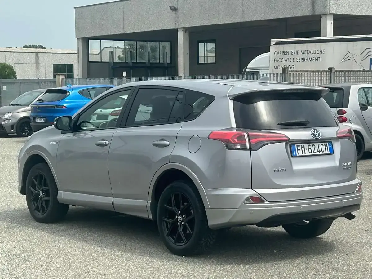 Usata Toyota RAV4 Hybrid Lounge 155 CV (114 kW) 2017 Grigio SUV