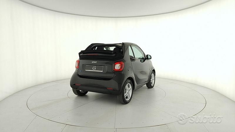 Usata Smart ForTwo Electric Drive Pure 60 kW (82 CV) 2021 Nero Cabrio