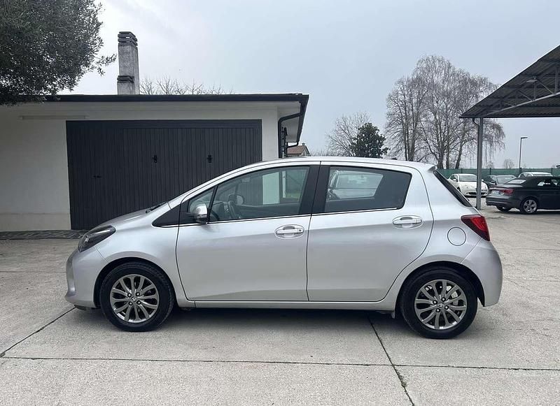 Usata Toyota Yaris Active 69 CV (50 kW) 2017 Argento Berlina