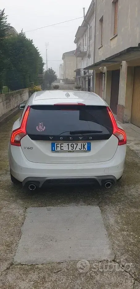 Usata Volvo V60 R-Design 150 CV (110 kW) 2016 Bianco Station wagon