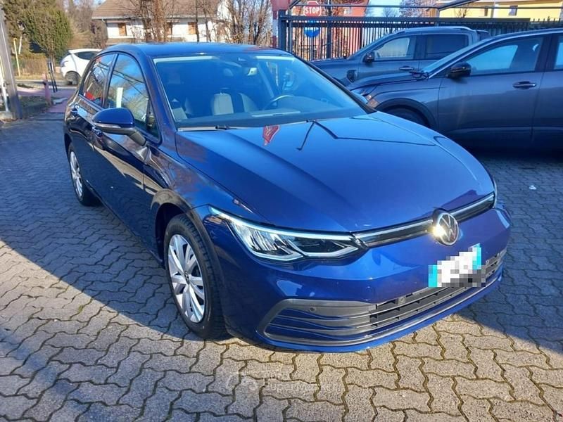 Usata VW Golf VIII Life 90 CV (66 kW) 2020 Blu / metallizzato Berlina