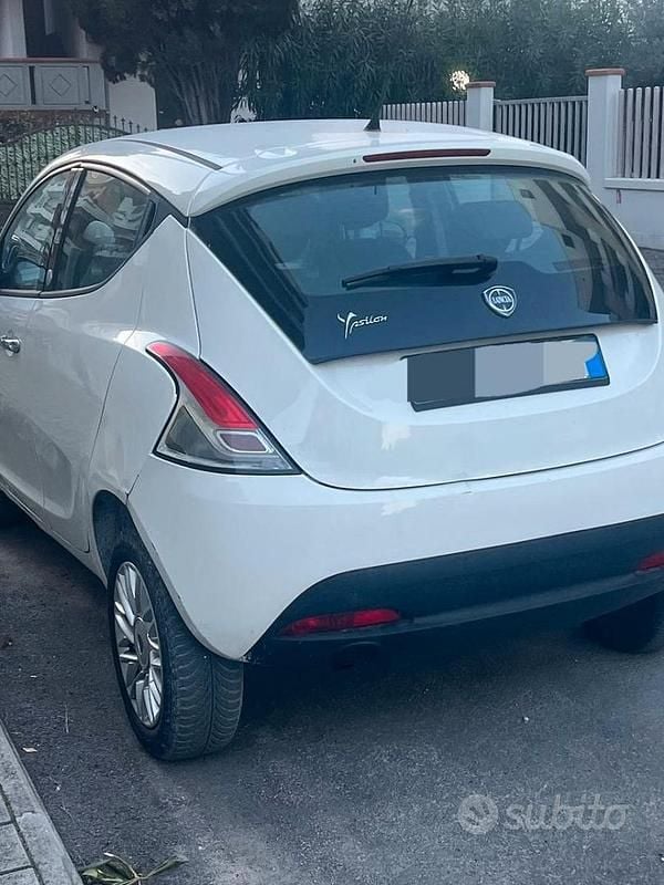 Usata Lancia Ypsilon 80 CV (58 kW) 2014 Bianco Utilitaria