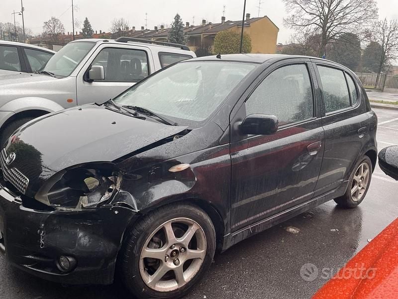 Usata Toyota Yaris 105 CV (77 kW) 2002 Nero Berlina