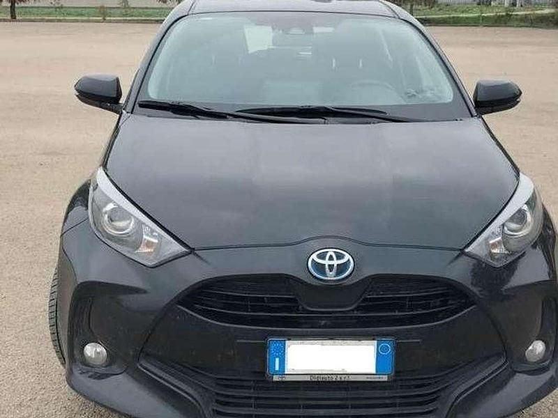 Usata Toyota Yaris Hybrid Cool 75 CV (55 kW) 2021 Blu/azzurro Berlina