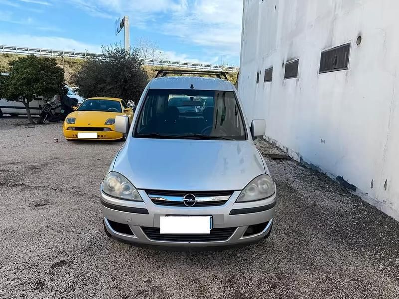 Usata Opel Combo Enjoy 94 CV (69 kW) 2007 Argento Monovolume