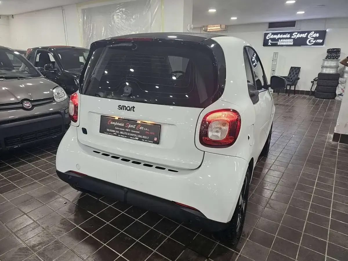 Usata Smart ForTwo Coupé Prime 41 kW (56 CV) 2021 Total white metallizzato Utilitaria