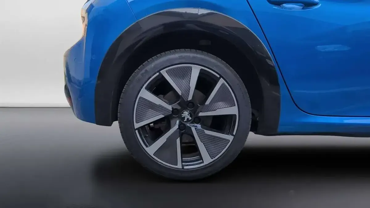 Usata Peugeot e-208 GT-line 56 kW (77 CV) 2020 Blu elettrico Utilitaria