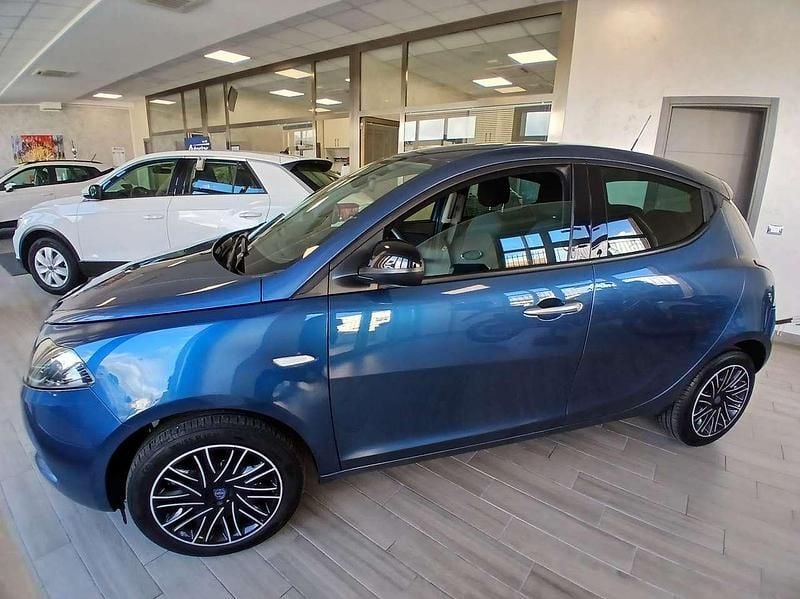 Usata Lancia Ypsilon Gold 69 CV (50 kW) 2023 Blu Utilitaria