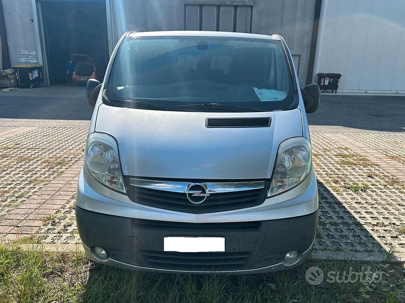 Grigio Usata 2013 Opel Vivaro Monovolume | 8000 € (Ottimo prezzo) - Immagine 1/4