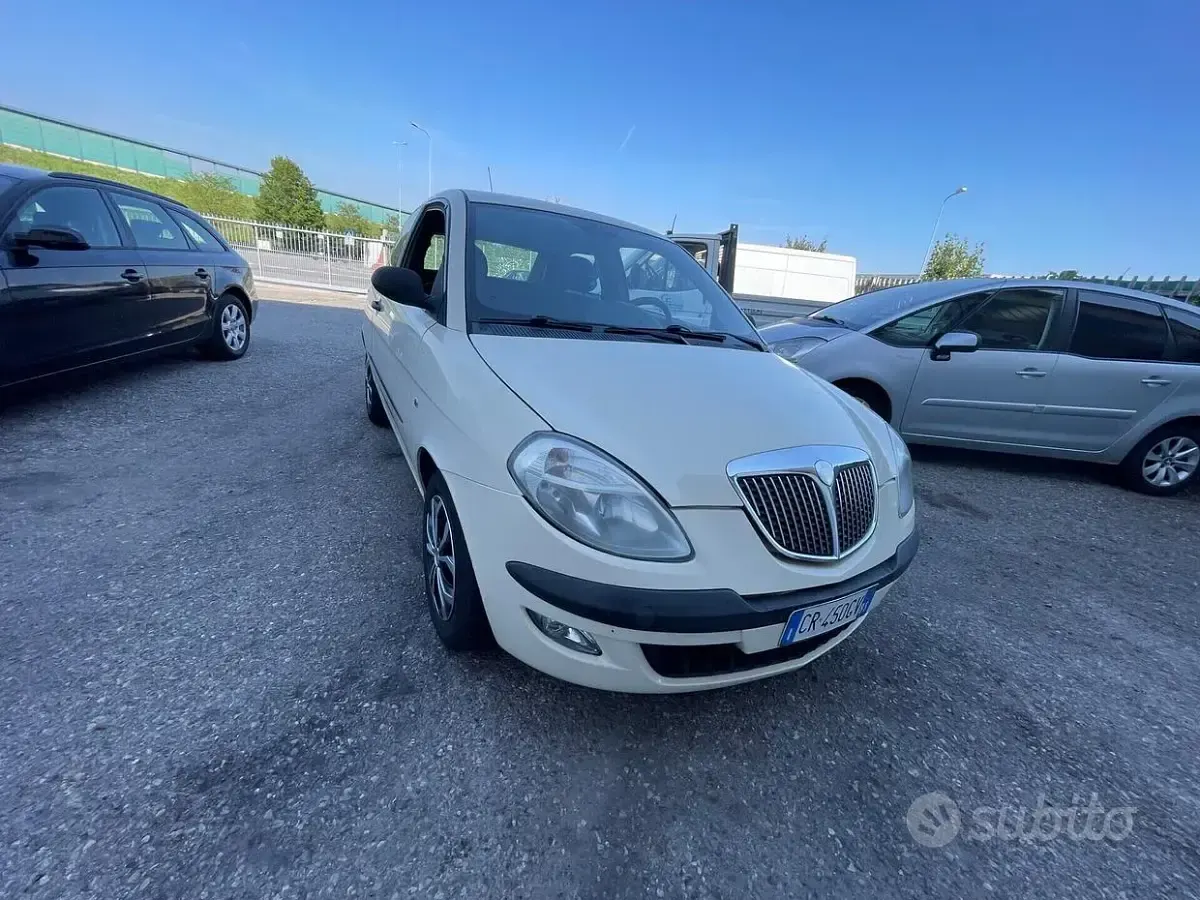 Usata Lancia Ypsilon 80 CV (58 kW) 2004 Beige Utilitaria