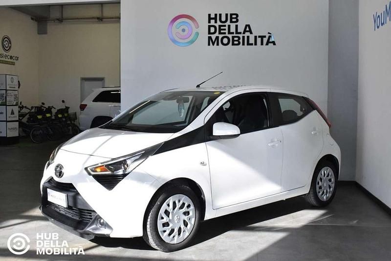 Usata Toyota Aygo Connect Style 72 CV (52 kW) 2021 Bianco Utilitaria