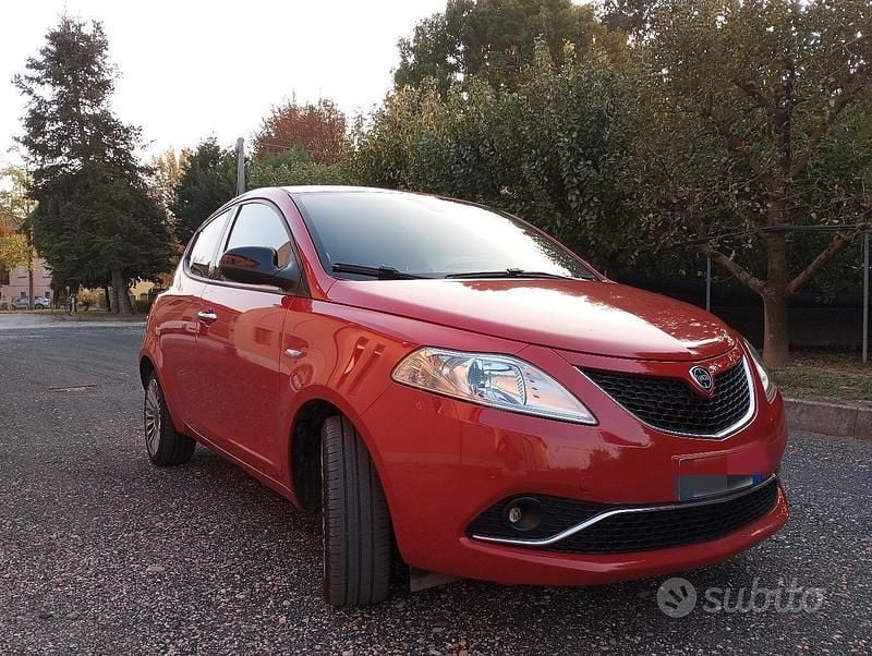 Usata Lancia Ypsilon 69 CV (50 kW) 2016 Rosso Utilitaria