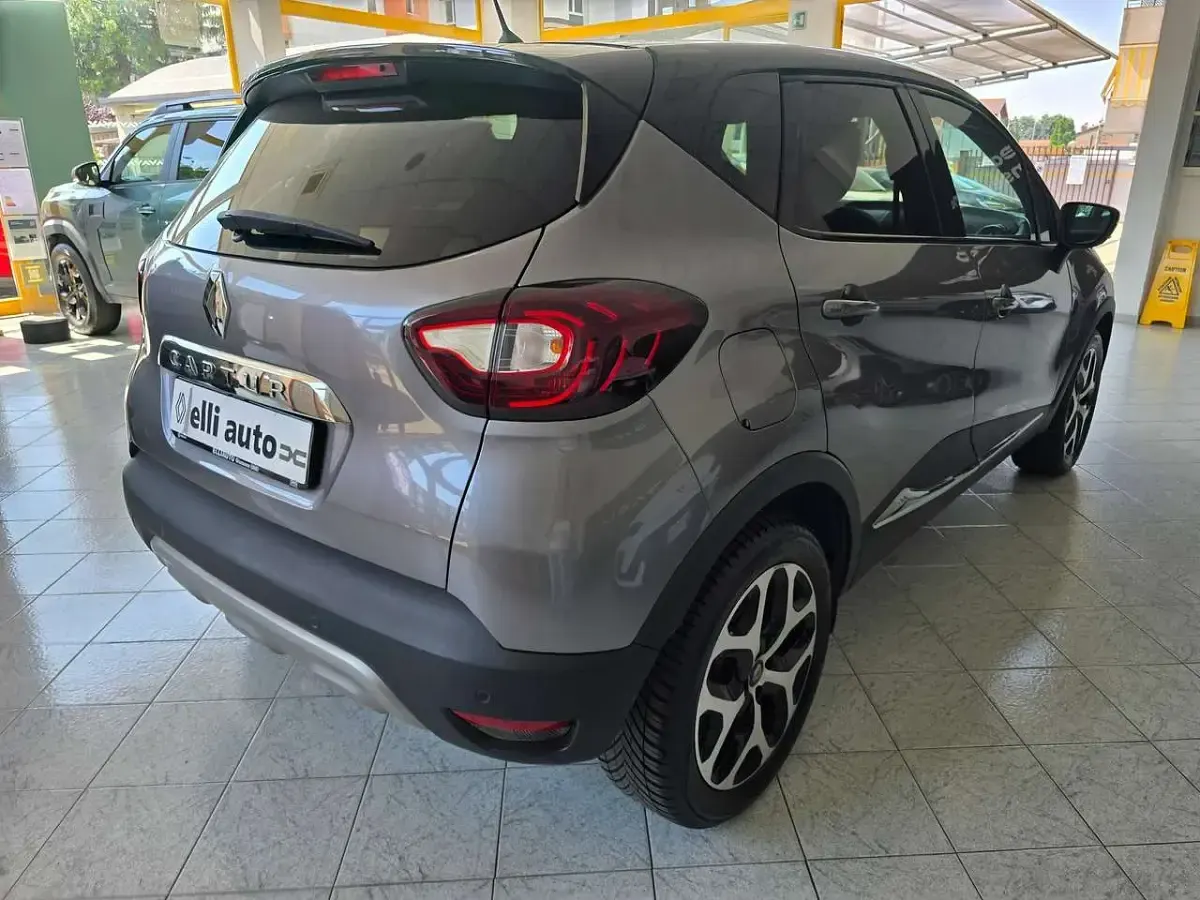 Usata Renault Captur 90 CV (66 kW) 2018 Grigio cassiopea SUV