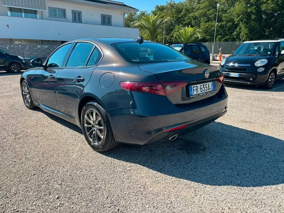 Usata Alfa Romeo Giulia 150 CV (110 kW) 2018 Grigio Berlina