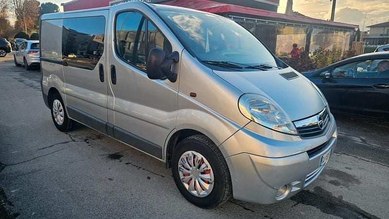 Usata Opel Vivaro 114 CV (83 kW) 2007 Argento Monovolume