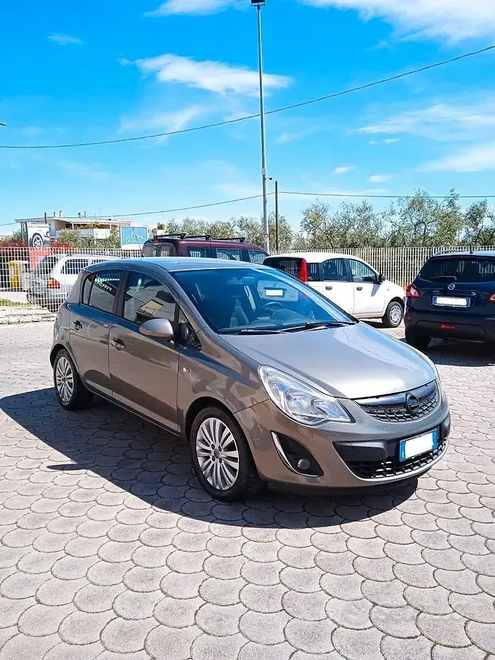 Usata Opel Corsa Cosmo 75 CV (55 kW) 2011 Grigio Utilitaria