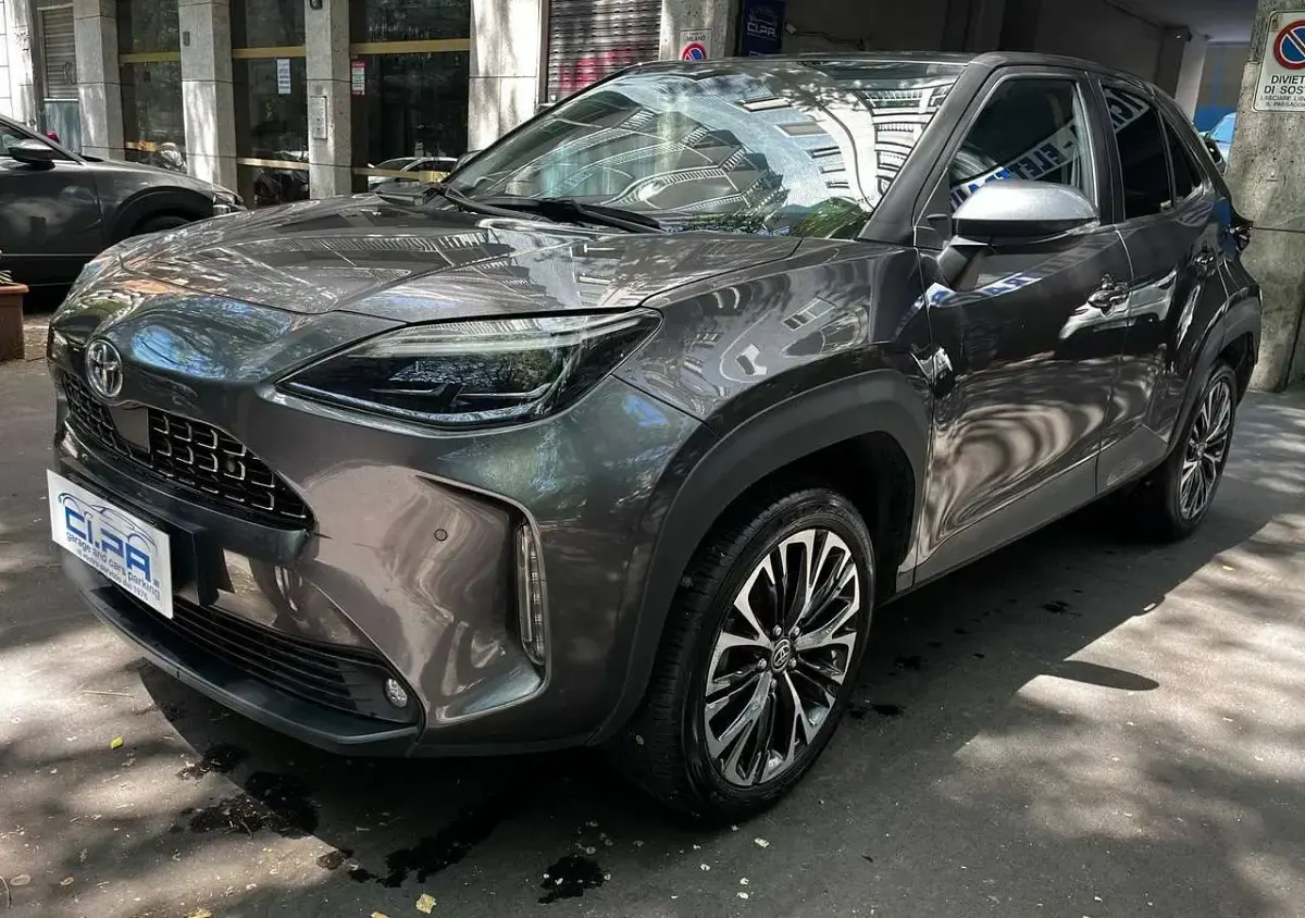 Usata Toyota Yaris Cross Lounge 92 CV (67 kW) 2022 Grigio SUV