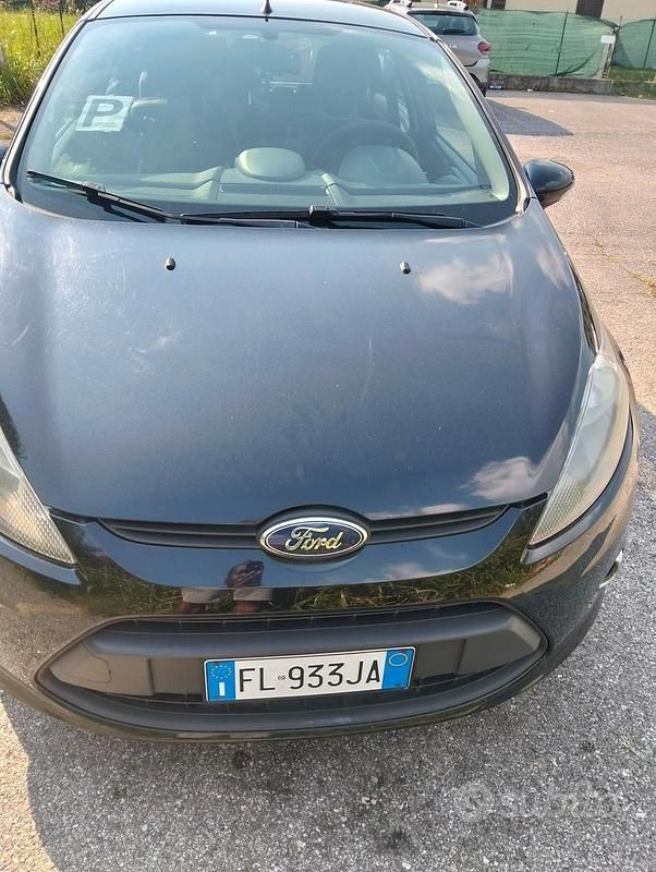 Usata Ford Fiesta 49 CV (36 kW) 2012 Nero Utilitaria