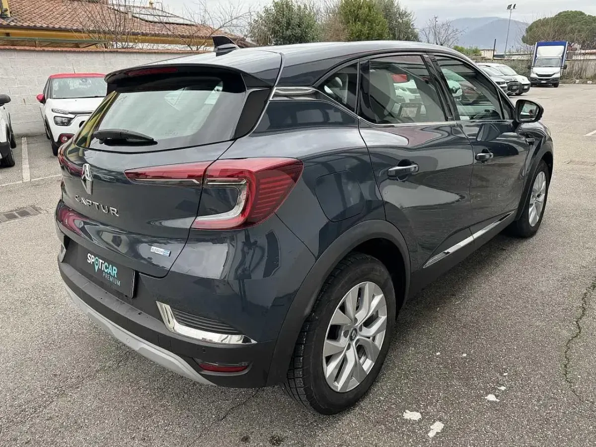Second-hand Renault Captur Intens 160 CP (117 kW) 2021 Gri SUV