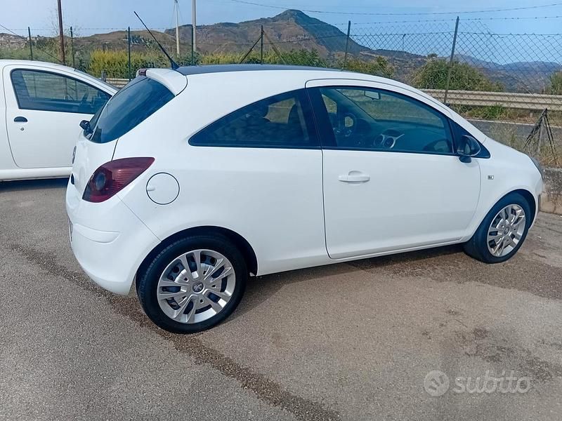 Usata Opel Corsa 86 CV (63 kW) 2012 Bianco Berlina
