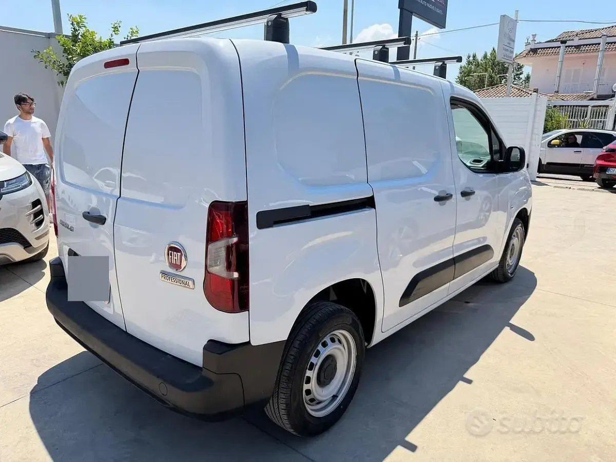 Usata Fiat Doblò 100 CV (73 kW) 2024 Bianco Monovolume