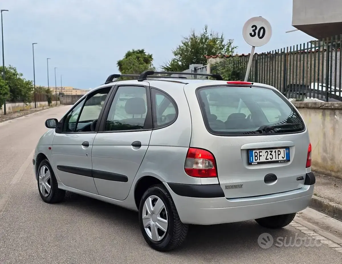 Usata Renault Scénic 107 CV (78 kW) 2000 Grigio Monovolume