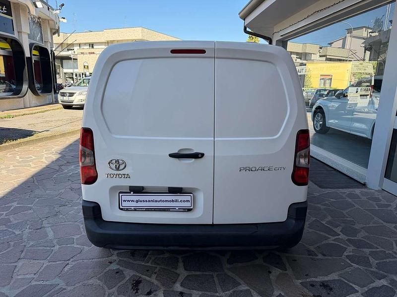 Usata Toyota Proace City Active 110 CV (80 kW) 2022 Bianco Monovolume