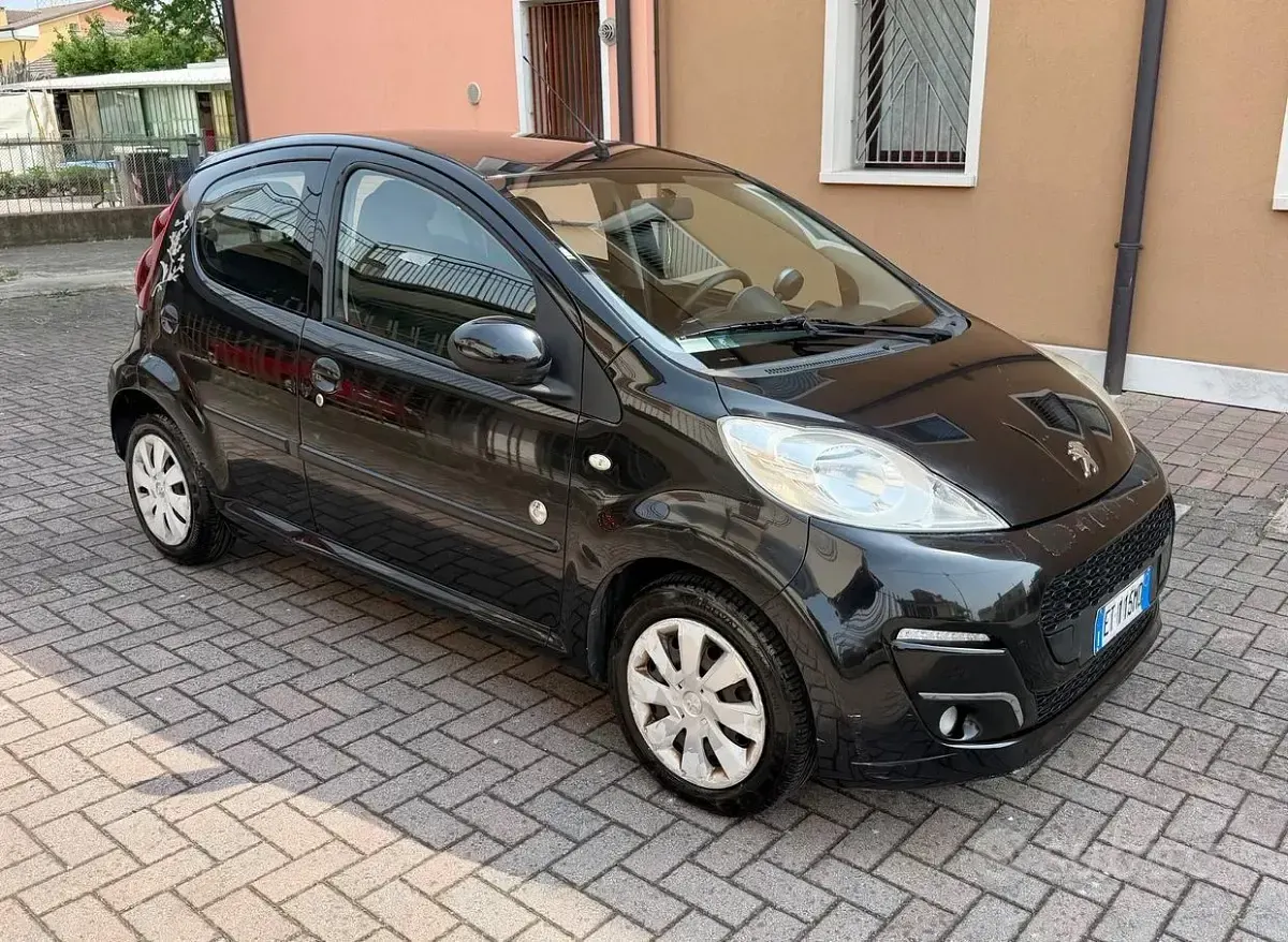 Usata Peugeot 107 68 CV (50 kW) 2012 Utilitaria