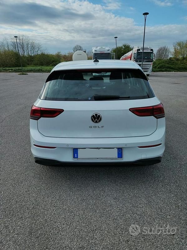 Usata VW Golf VIII Life 131 CV (96 kW) 2022 Bianco Berlina