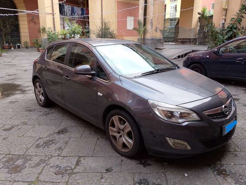 Grigio Usata 2010 Opel Astra Cosmo Tre volumi | 2500 € (Super prezzo) - Immagine 1/4