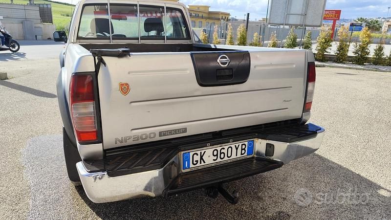 Usata Nissan Navara 133 CV (97 kW) 2011 Grigio Pick-up