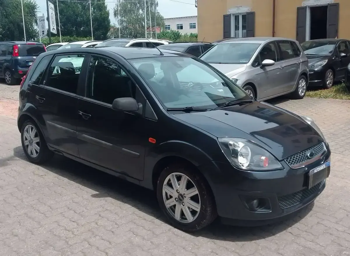 Usata Ford Fiesta Ghia 75 CV (55 kW) 2006 Grigio Utilitaria