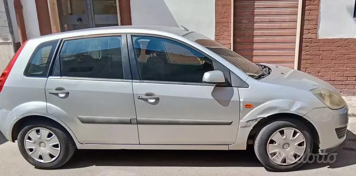 Usata Ford Fiesta 80 CV (58 kW) 2007 Grigio Utilitaria