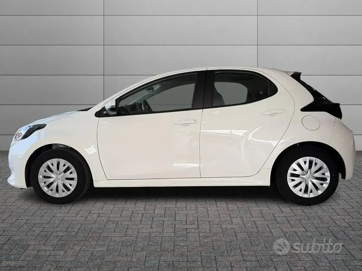 Usata Toyota Yaris Hybrid Active 92 CV (67 kW) 2022 Bianco Berlina