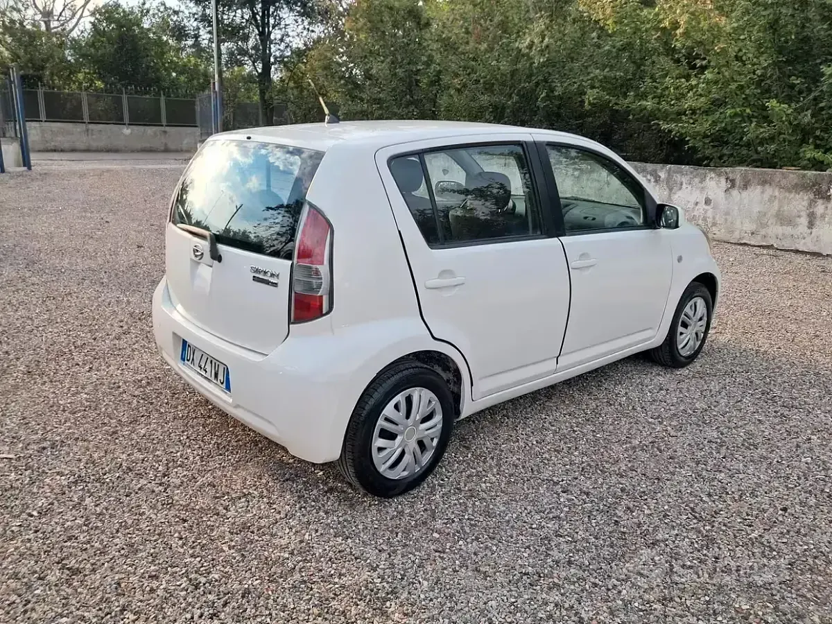 Usata Daihatsu Sirion 69 CV (50 kW) 2009 Bianco Utilitaria