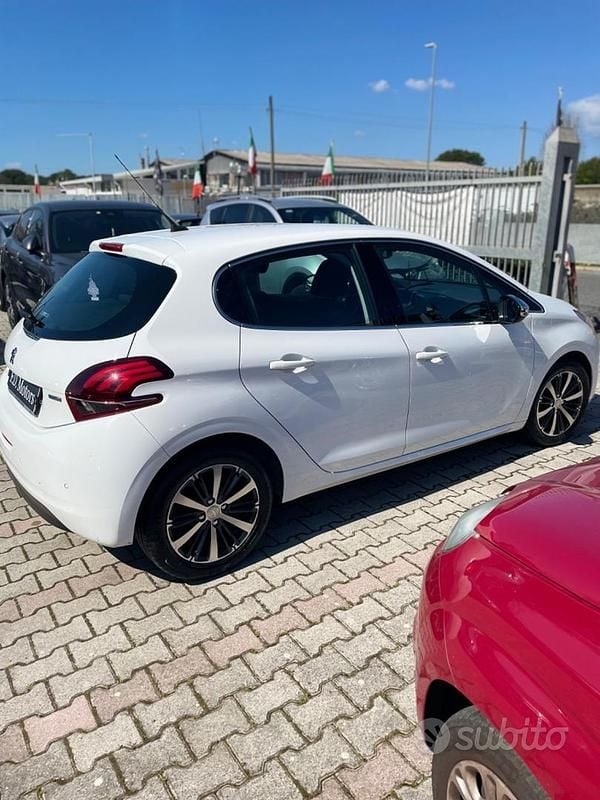 Usata Peugeot 208 Allure 82 CV (60 kW) 2015 Bianco Utilitaria