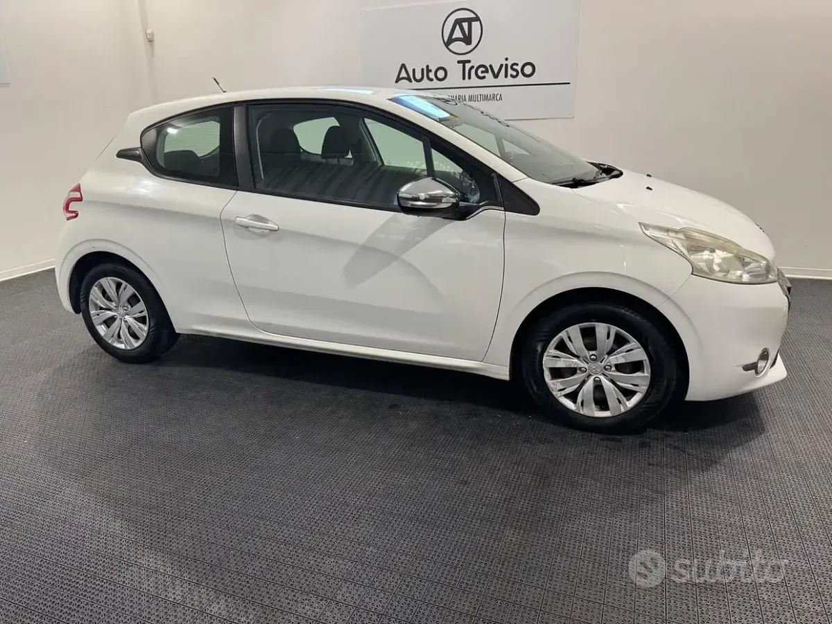 Usata Peugeot 208 Active 82 CV (60 kW) 2013 Bianco Utilitaria