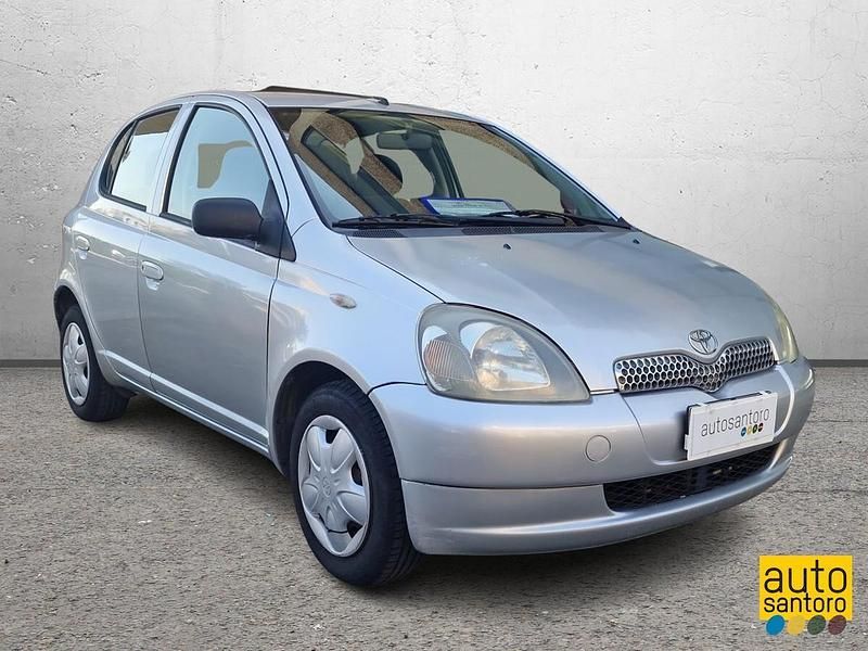 Usata Toyota Yaris 68 CV (50 kW) 2003 Argento Berlina