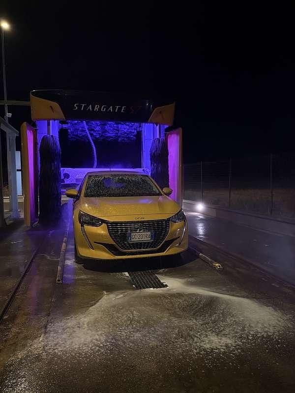 Usata Peugeot 208 Allure 101 CV (74 kW) 2021 Giallo Utilitaria